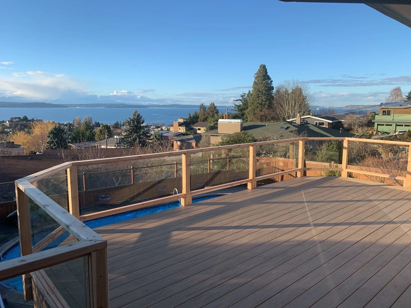 composite-deck-with-glass-railing-featuring-overlooking-view-in-seattle-wa