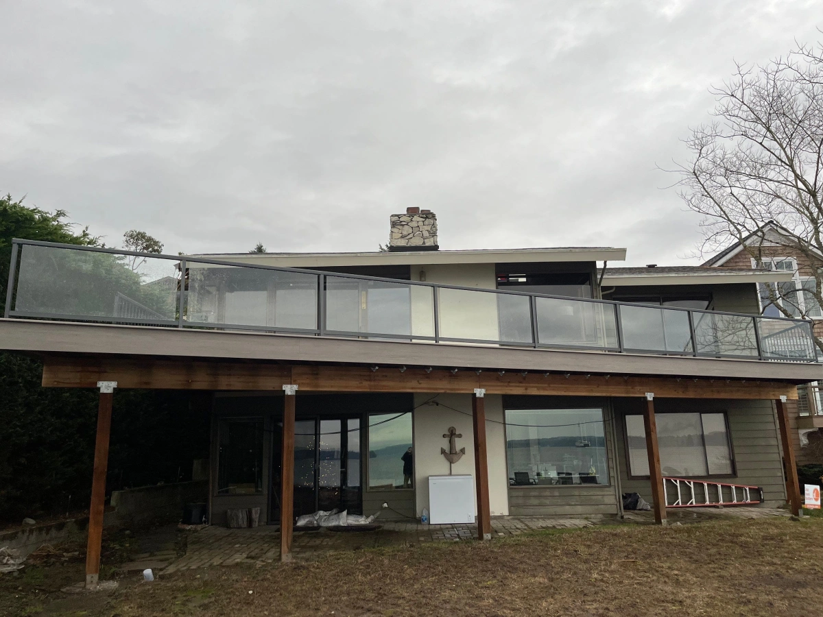 elevated-commercial-decking-with-glass-railing