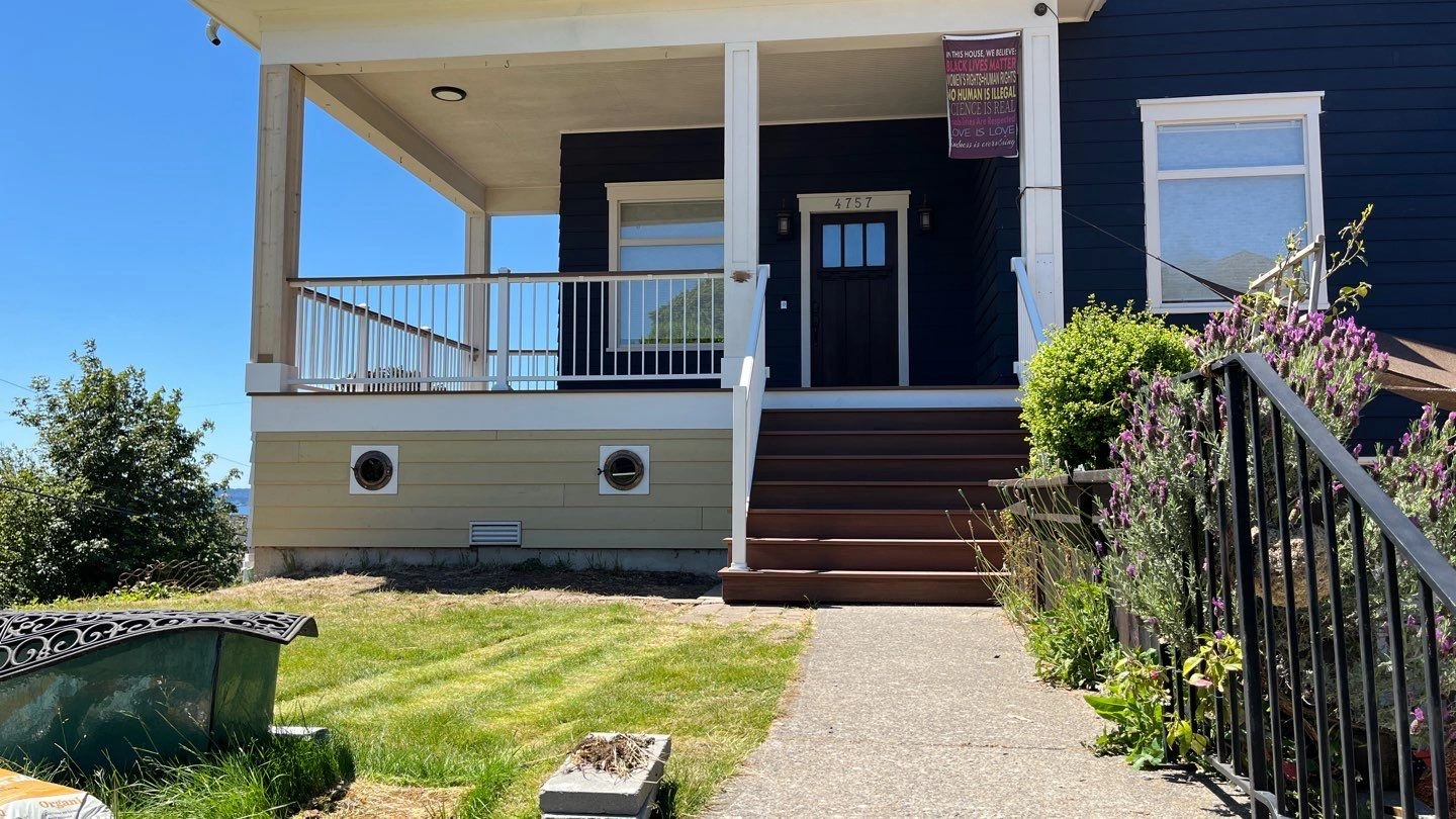 raised-residential-deck-with-white-railing