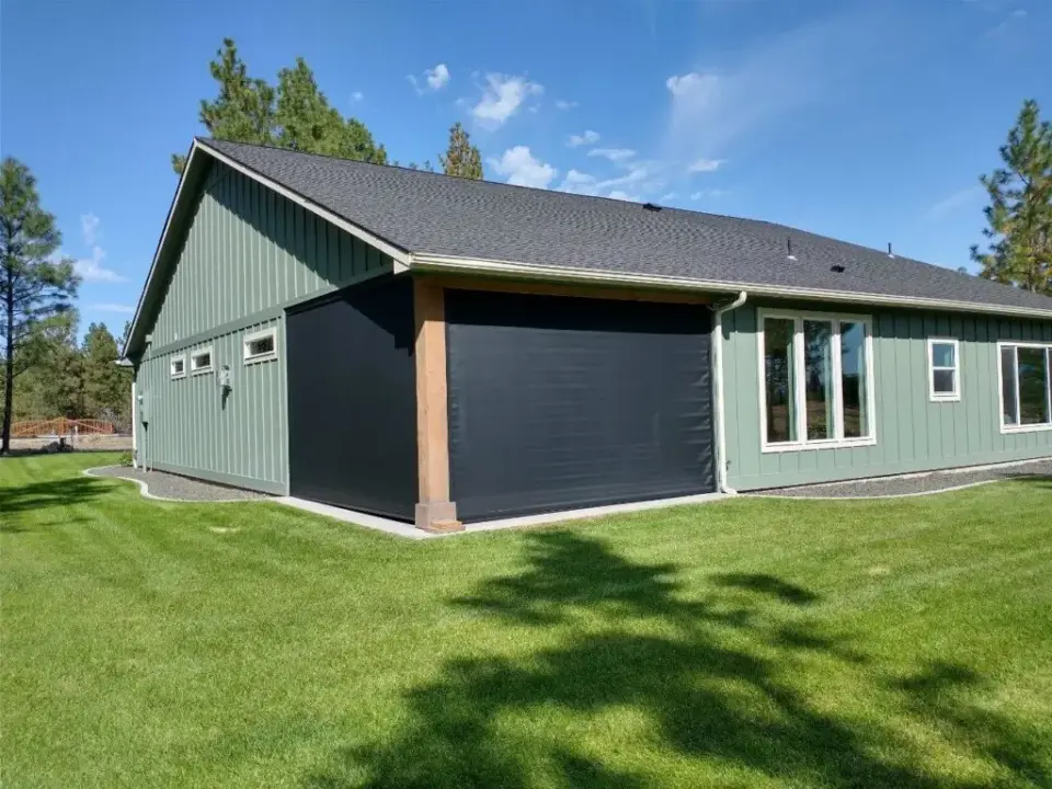 templar-front-privacy-screen-in-porch-with-overlooking-clean-lawn-in-seattle-wa