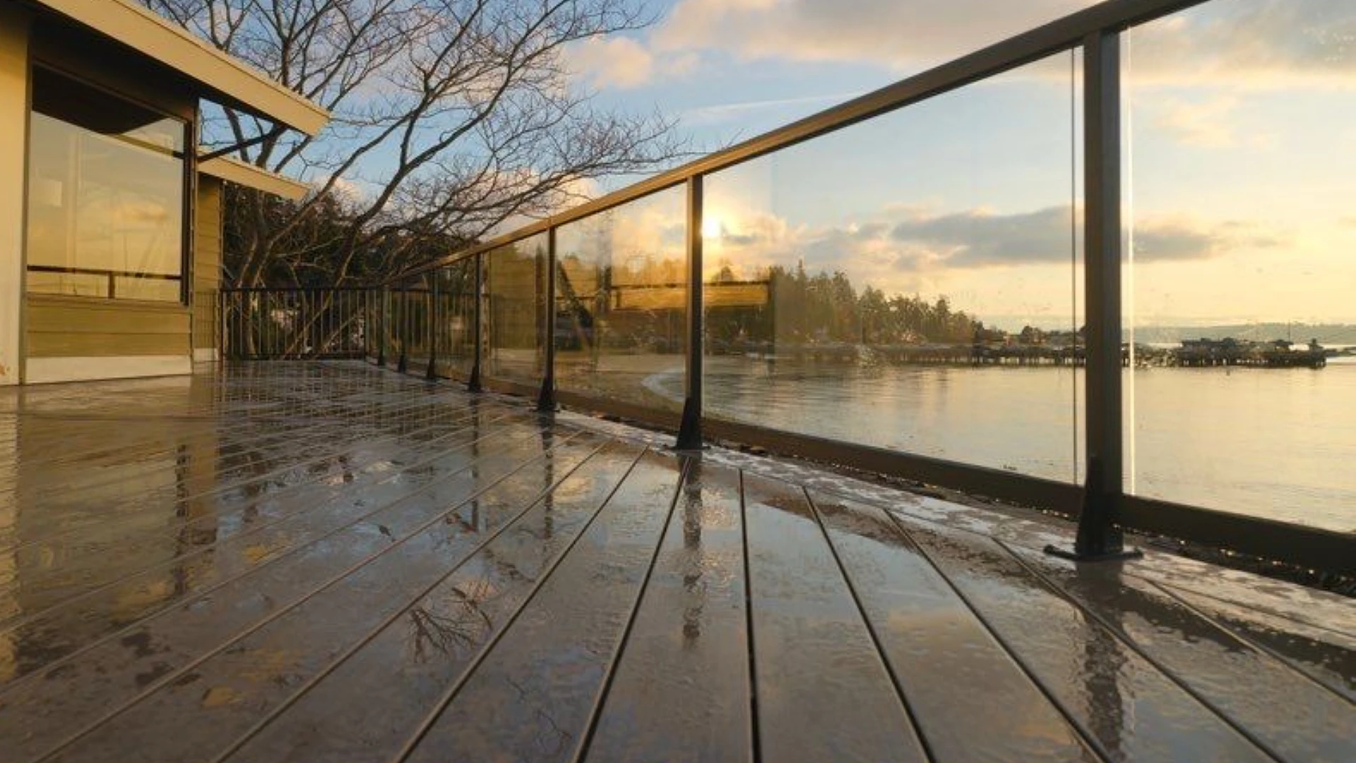 wet-deck-with-glass-railing-in-seattle-wa